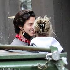 Cole, who was publicly dating his costar lili reinhart, seems to have moved on from their breakup last year. Cole Sprouse Leans In For A Kiss With New Love Interest Ari Fournier On A Walk In Vancouver Aktuelle Boulevard Nachrichten Und Fotogalerien Zu Stars Sternchen