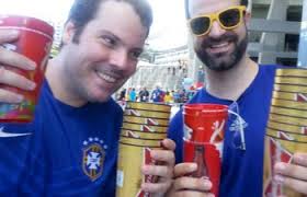 Copa dos copos: objetos de desejo bombam e somem até da lixeira