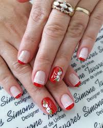 Uñas postizas decoradas con un diseño super llamativo que combina dibujos de flores blancas, con piedras brillantes de diferentes tonos. Unas Rojas Flores Unas Rojas Manicura De Unas Unas Decoradas Rojas
