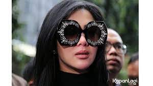 Nah, beberapa artis indonesia ternyata identik dengan kacamata hitam yang menjadi ciri khas mereka di berbagai momen. Potret 5 Seleb Pakai Kacamata Unik Ini Bikin Netizen Gagal Fokus Hot Liputan6 Com
