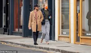 Maybe you would like to learn more about one of these? Die Schwangere Toni Garrn Zeigt Ihre Babybauch Als Sie Einkaufen Geht Um Babyartikel Zu Kaufen Aktuelle Boulevard Nachrichten Und Fotogalerien Zu Stars Sternchen