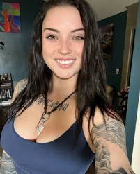 Kally Wayne (@thavikingbitch)