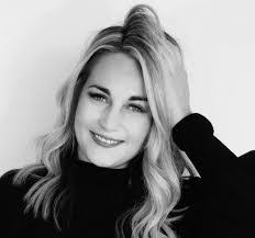 Deanna Degraw's Instagram, Twitter & Facebook