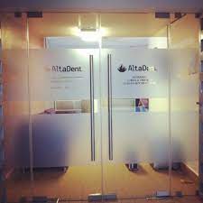 Vinil Esmerilado Decoracion Y Publicidad En Consultorio Dental Medical Office Design Clinic Interior Design Doctor Office Design