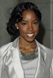 Kelly Rowland Breastfeeds Her Newborn Son While Watching Funny TV