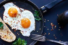 Tapi bukan berarti kuning telur tidak sehat, karena meskipun punya kandungan lemak dan tinggi kalori, kuning telur juga tinggi vitamin dan mineral dibandingkan putih telur. Telur Memang Menyehatkan Tapi Mana Olahan Yang Lebih Sehat Apakah Ceplok Dadar Orak Arik Atau Cukup Direbus Saja Ini Dia Jawabannya Semua Halaman Intisari