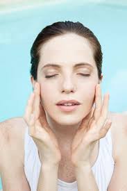 Reese Witherspoon desveló su rutina de belleza nocturna para lucir  impecable aún, después de haber alcanzado el cuarto piso.