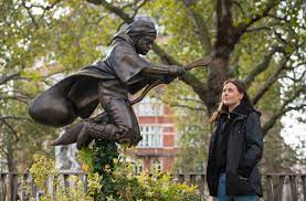 Leicester square & china town apartments. In London Neue Harry Potter Statue Enthullt Panorama Stuttgarter Zeitung