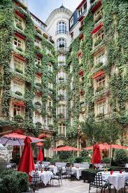 Cour Du Plaza Athenee Rue Montaigne Paris 16e Plaza Athenee Paris Paris Travel