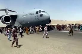War in afghanistan is coming to a close. Caos En El Aeropuerto De Kabul Ee Uu Sale De Afganistan The New York Times