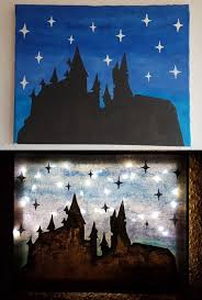 Hogwarts Beleuchtet Eine Leinwand Bemalen Und Einfach Eine Lichterkette Hinten Rein Kleben Am Besten Noch Den Schal Leinwand Bemalen Leinwand Ideen Leinwand