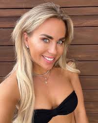 THE POWER OF GEMSTONES💜 with @annevedder ⠀⠀⠀⠀⠀⠀⠀⠀⠀ I have had a sad time,  because of my breakup. Luckily I got a lot of support from friends and  family 🥰 @esther.vedder send me