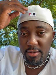 Hahahaa dah! 😅 kweli mtu sio nyau picha no1 ni 2002 kimara moyaa iyo  asubuhi naenda kupiga pepa darasa la 7 ubungo national primary school  mfukoni nina buku 5 ambayo kwa sasa