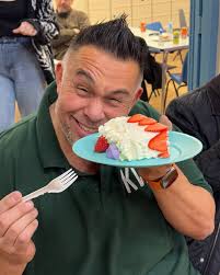 What's your favourite Chinese cake, bun, biscuit or dessert? Or is there  one you've always wanted to try? Let me know in the comments! 👇 Mine is a  Chinese celebration cake, in