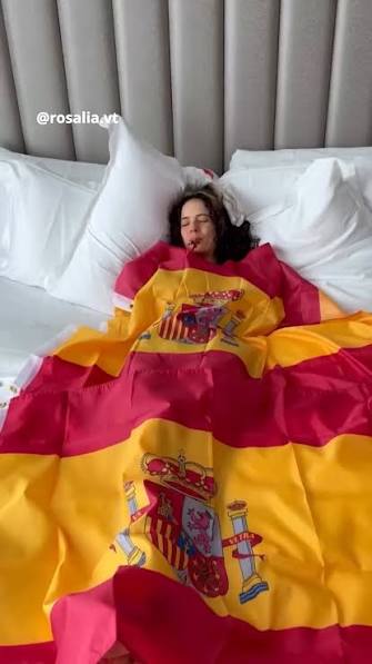 🇪🇸 La peculiar forma de Rosalía de apoyar a la Selección que no ha pasado desapercibida: tumbada en la cama y arropada con la bandera de España., #FIFAWorldCup #WorldCup2026 #WeAre26 #Somos26 #FWC26