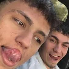 Konya'da 18 yaşındaki Ali Ilgın'ı muştalarla darp ederek bir gözünü  kaybetmesine neden oldukları gerekçesiyle tutuklanan iki şüpheli, yaklaşık  1,5 ay sonra tahliye edildi. Tahliyenin ardından bir araya gelerek poz  veren ikili, “Birimiz