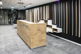 Rezeption Hotelrezeption Rezeptionsschalter Rezeptionsdesign Rezeptionsschalter Moderne Rezeption Rezeption Und Wandpa Verkostungsraum Wandpaneele Modern