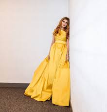 If you are looking for latest gorgeous yellow, purple and blonde are best options for you to try in 2018. People Can T Stop Mocking Momina Mustehsan S Blonde Hair Reviewit Pk