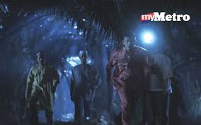 Arum berharap ada seseorang atau siapapun yang lewat untuk bisa menolongnya, tapi sejak tadi dia keluar dari kantornya, tidak ada satupun kendaraan yang. Jengka Bukan Filem Seram Biasa Harian Metro