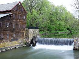 At the muscatine history and industry center what you will find is a historical timeline, and the real life samples of the industries to the early woodworking days to the modern day technology in agricultural science. Attractions Greater Muscatine Chamber Of Commerce Industry