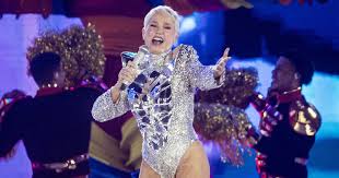 Xuxa entra chorando em show em SP e agradece ‘do fundo da virilha’ pela presença dos fãs