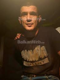 FOTO/ Ilir Xhepaj u kap gjatë natës në Astir poshtë pallatit me qera