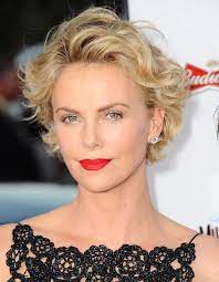 Charlize Theron Passe Au Carre Flou Coupe Courte Comment Charlize Theron Gere La Repousse Elle Coupes Courtes Cheveux Ondules Coupe De Cheveux Cheveux