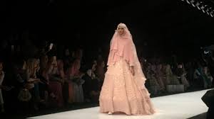 Busana mewah, khas pengantin disajikan oleh oki dalam pagelaran fashion yang diselenggarakan di makassar, sulawesi selatan ini. Manisnya Hamparan Bunga Di Koleksi Busana Bridal Sweet Lady Rancangan Oki Setiana Dewi Tribunnews Com Mobile
