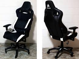 Corsair decided to enter the gaming chairs market, and their first attempt is the t1 race chair. Corsair S T1 Race Gaming Chair Hands And Back And Butt On Tom S Hardware