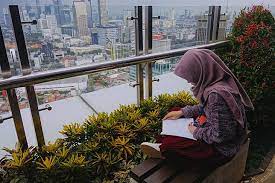 Umumnya, perempuan berhijab menutup seluruh gambar wanita berhijab sedih dari samping. 5 Trik Rambut Bebas Gatal Bagi Anda Yang Berjilbab Hellosehat Com Line Today