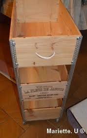Meuble A Roulettes Avec Des Caisses De Vin A L Ombre Du Banian Caisse A Vin Meubles En Caisse Meubles Intelligents