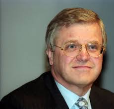 Image of Oslo, 19871120: Ronald Bye Aktuell with the book "The Sergeant