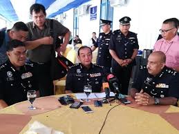 Selepas kontroversi yang ditimbulkan oleh pengacara rancangan sukan tak sentral yang mempersendakan bapa bekas atlet pecut negara, watson nyambek, penerbit rancangan tersebut, primeworks studios tampil membuat permohonan terbuka. Ammar Dan Kru Program Sukan Tak Sentral Dipanggil Polis Beri Keterangan