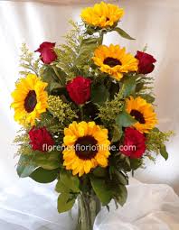 Il mazzo grande è composto da due girasoli, tre rose e margheritine ed arricchito da foglie di carta. Bouquet Fiorista Consegna Fiori E Piante A Domicilio A Gaeta Acquisto E Invio Online Di Fiori A Gaeta E Formia