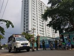 Bên trong hẻm, lực lượng y tế đang lấy mẫu xét nghiệm và mọi người không được ra vào khu vực này. Tp Hcm Phong Tá»a Nhiá»u Chung CÆ° Khu Dan CÆ° Co NgÆ°á»i Nghi Nhiá»…m Covid 19 Vietstock