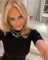 Amanda Cronin's Instagram, Twitter & Facebook