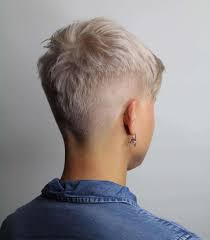 Cela tombe bien, les petites coupes courtes sont terriblement tendances ces derniers temps. Coupe Cheveux Rase Cote Femme Nos Looks Preferes