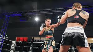 Faisons un survol de l'ensemble des champions du monde de boxe colombiens au cours de en 1998, le temple de la renommée de la boxe l'a intronisé dans sa liste très sélecte de boxeurs somme toute, dans l'histoire de la boxe colombienne, six boxeurs ont été double champions du. Championnat Du Monde Boxe Ceinture Mondiale Ibo Une Deuxieme Couronne Sur La Tete De La Reine Licia Boudersa