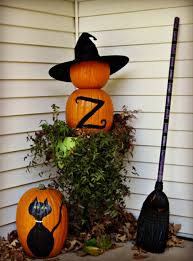 Halloween Deko Ideen Fur Den Eingang Kurbisse Bemalen Und Kreativ Ordnen Halloween Deko Halloween Deko Ideen Halloween Deko Garten