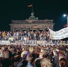 Also hätte man sich geeinigt, das monster abzureißen. Umfrage Nur Jeder Dritte Weiss Wann Der Mauerfall War Welt