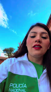 Trabajadora, porque la que no trabaja le toca hacer caso y yo no sirvo...