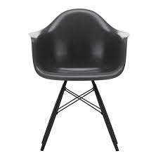 Vitra's polypropylene chair makes history the eames plastic chair dsw (dining height side chair wood base) was born in 1950, created from the designs of charles & ray eames. Vitra Eames Fiberglass Armchair Daw Black Maple Base Ambientedirect
