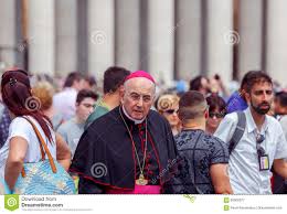 Queremos un país más democrático para sanar tantas heridas. Obispo Catolico Entre Turista En El Vaticano Fotografia Editorial Imagen De Obispo Santo 93602877