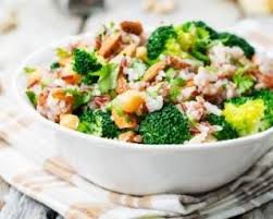 Recette De Salade De Riz Rassasiante Au Brocoli Et Aux Amandes Recette Recette Salade Recette Salade De Riz Salade De Riz