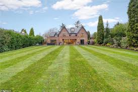 Luke's lobster is arriving in singapore in august 2020, the straits times (st) reports. Man United Defender Luke Shaw 23 Puts Six Bed Mansion On Market Wstale Com