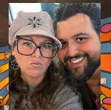 So this is happening rn. Popeyes . It been closed since 10pm but the door  is opened and Im waiting for the police