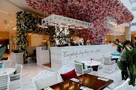 Bel endroit, juste sur la plage. The Dubai Mall Shopping Dining What To Do In Dubai Shopping Festival Entertainment Restaurants Cafes Hotels Holidays Events And Offers