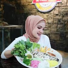 Sajian ikan yang dihidangkan bersama aneka ulam, salad dan laksa siam/bihun yang dicicah bersama sos hijau Miang Pla Pao Fuhhhh Menarik Di Kelantan Facebook