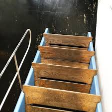 Escalier Cite Radieuse De Reze Par Le Corbusier Avec Une Poignee Au Milieu Des Marches Pour Que Les Enfants Puissent Escalier Peint Le Corbusier Bateau Lavoir