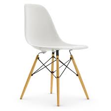Produced today by vitra the eames dsw side chair emerged in 1950 as part of the eames plastic chair collection for the moma design competition international competition for low cost furniture. Vitra Dsw Von Charles Ray Eames 1950 Designermobel Von Smow De